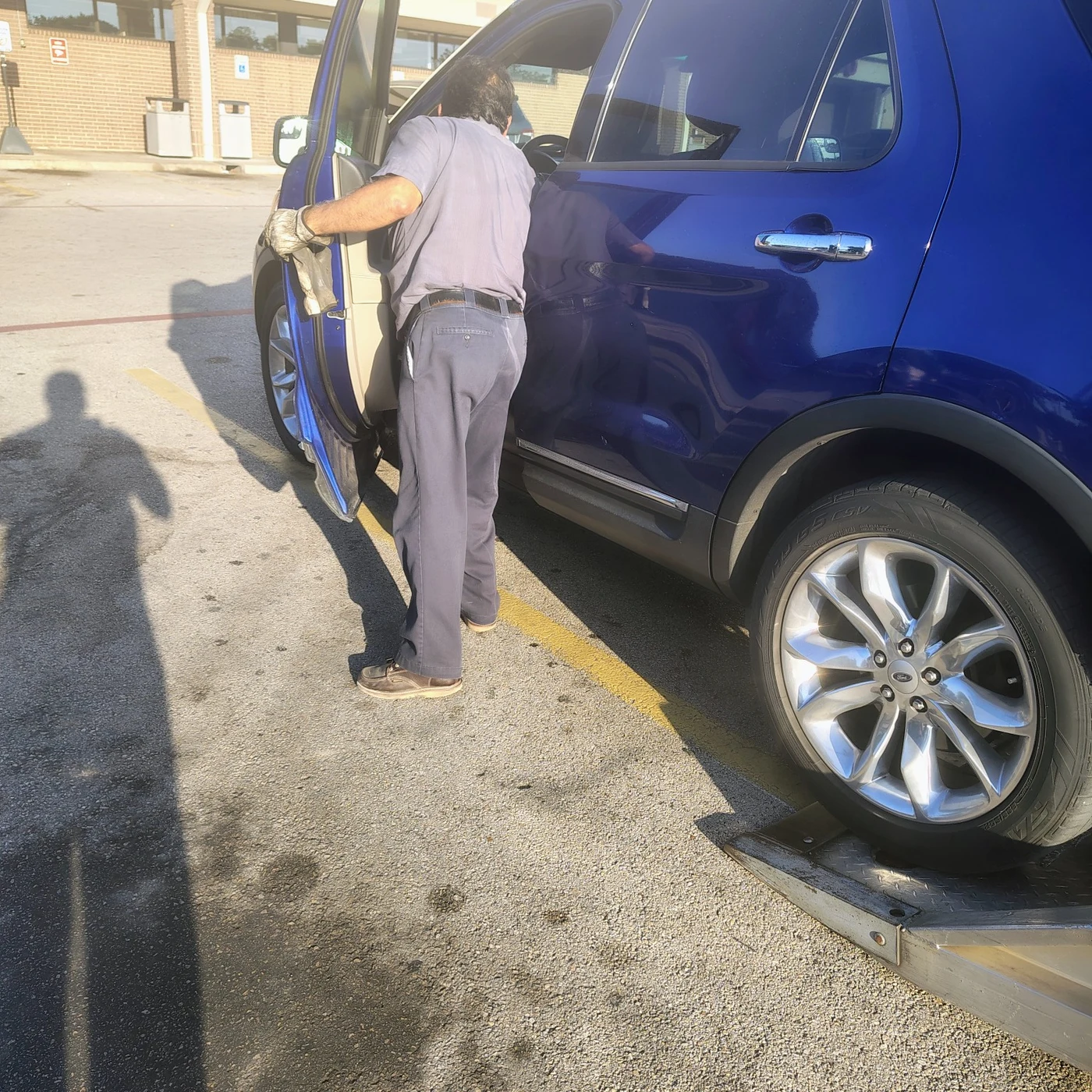 Blue vehicle needing roadside assistance in Cockrell Hill