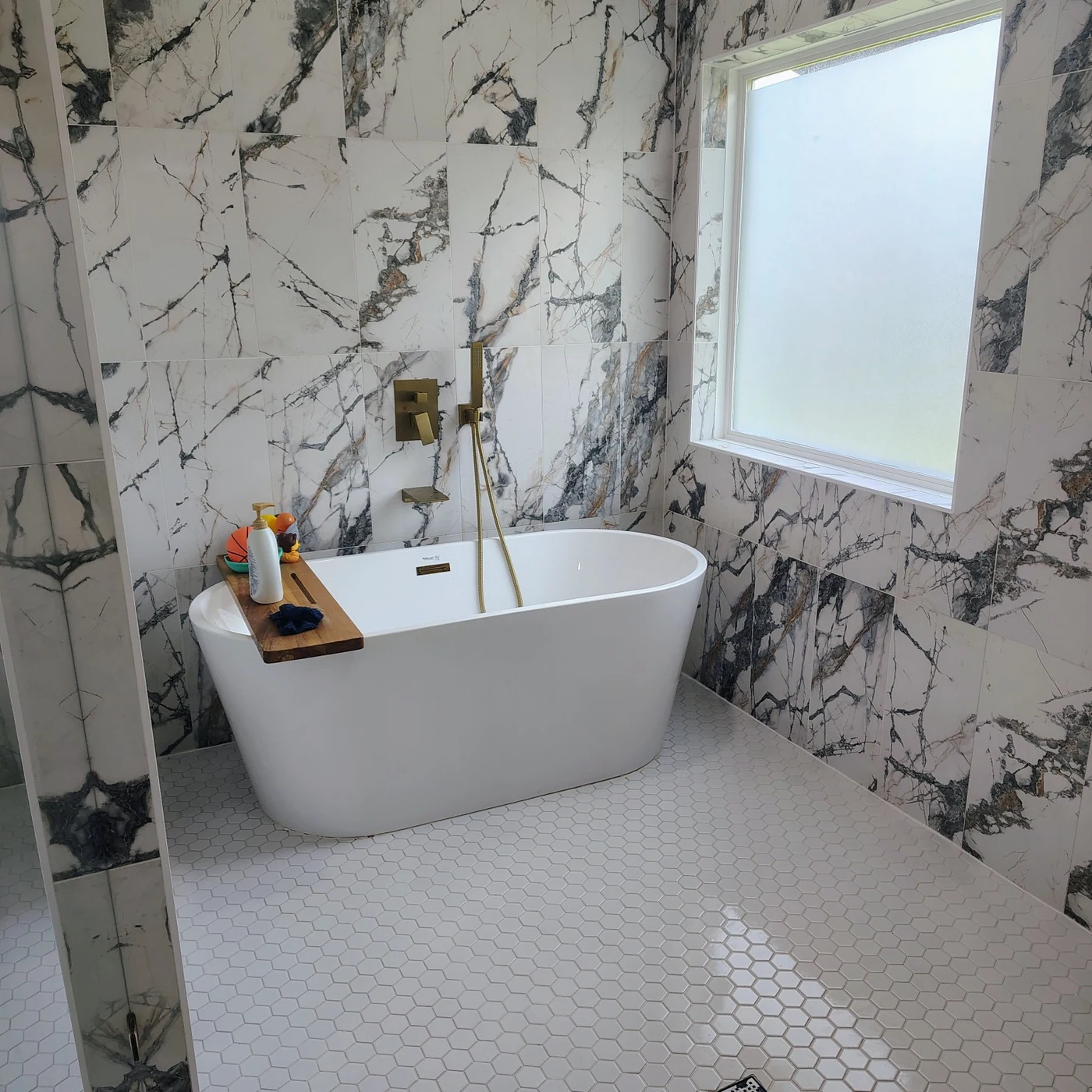 Bathtub and surrounding tile after cleaning