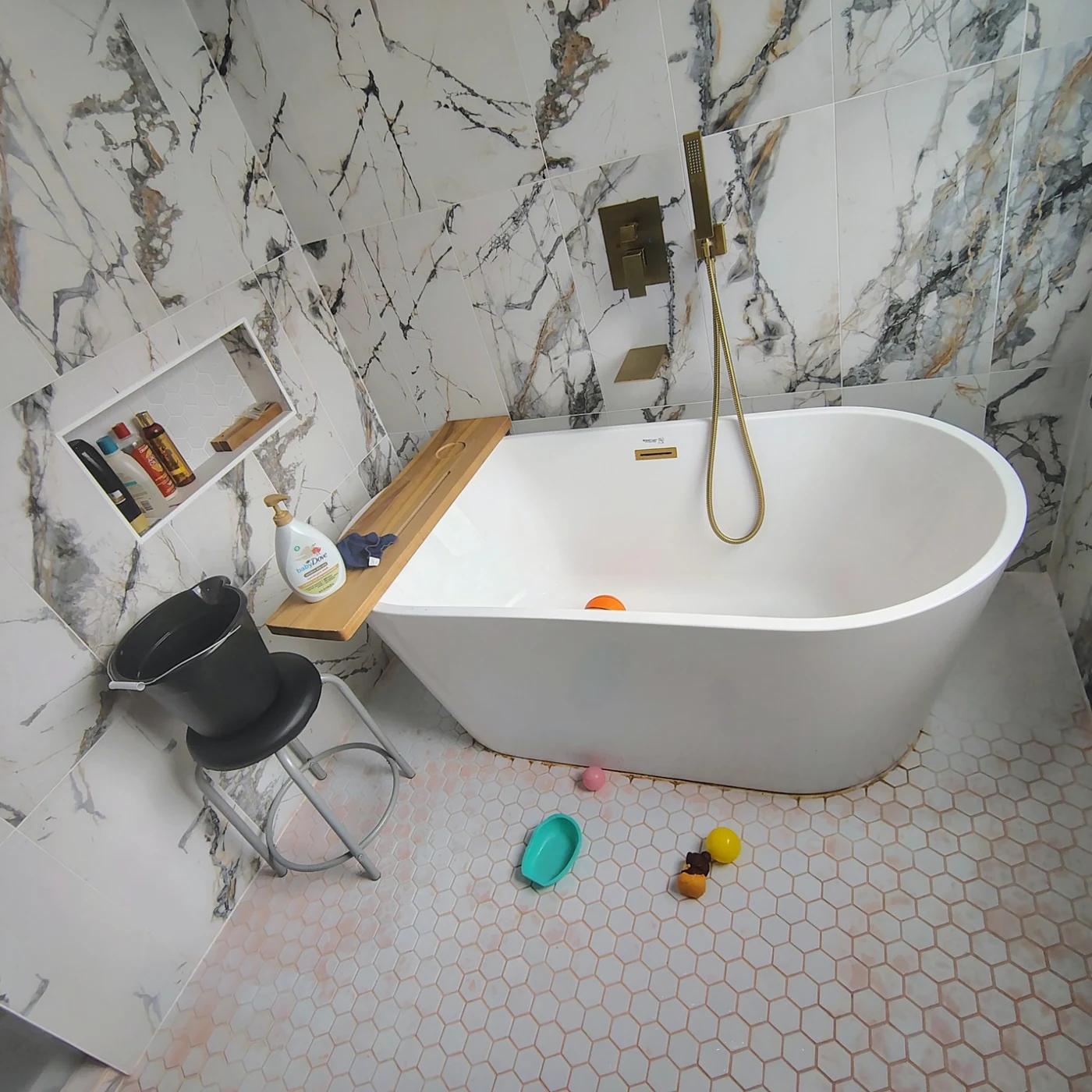 Bathtub and tile floor before the Oak Cliff bathroom cleaning